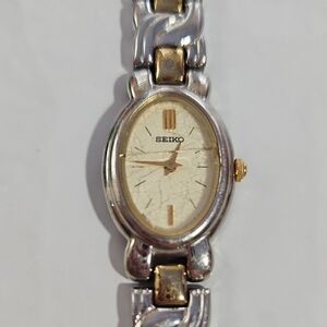 Vintage Womens Seiko Silver and Gold Watch with Classic Analog Design